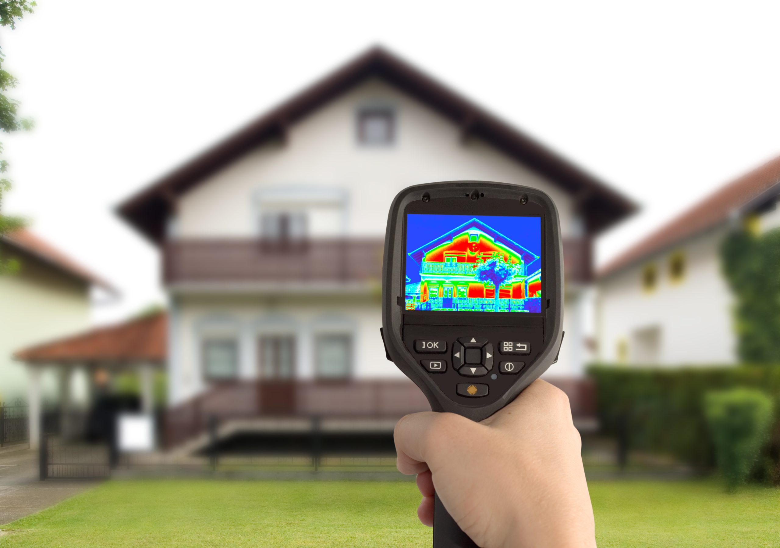 Wärmeaufnahme eines Einfamilienhaus mit Infrarot-Detektor
