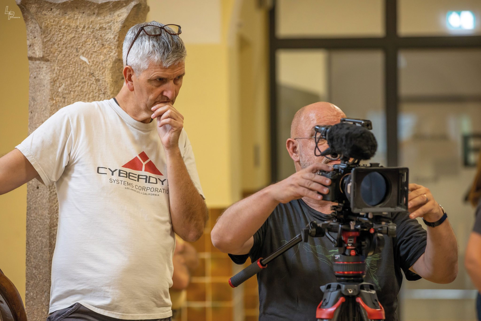 Armin Schnürle und sein Kollege stehen hinter der Kamera und schauen gespannt durch die Kamera.