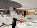 Boris Berenz im Interview mit Kollegin Natalie Ehrismann. Im Hintergund die Ausstellung Gold Geld Gessellschaft und der Sortenschalter der Sparkasse PF CW